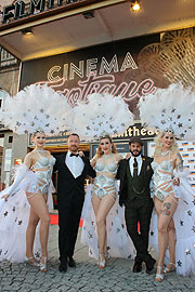 Blonde Bombshell Burlesque mit Peter Breiling, Head of Marketing LoveScout24 (2. v. li.) und Manuel Cortez (2.v.r.) (©Foto:Martin Schmitz)